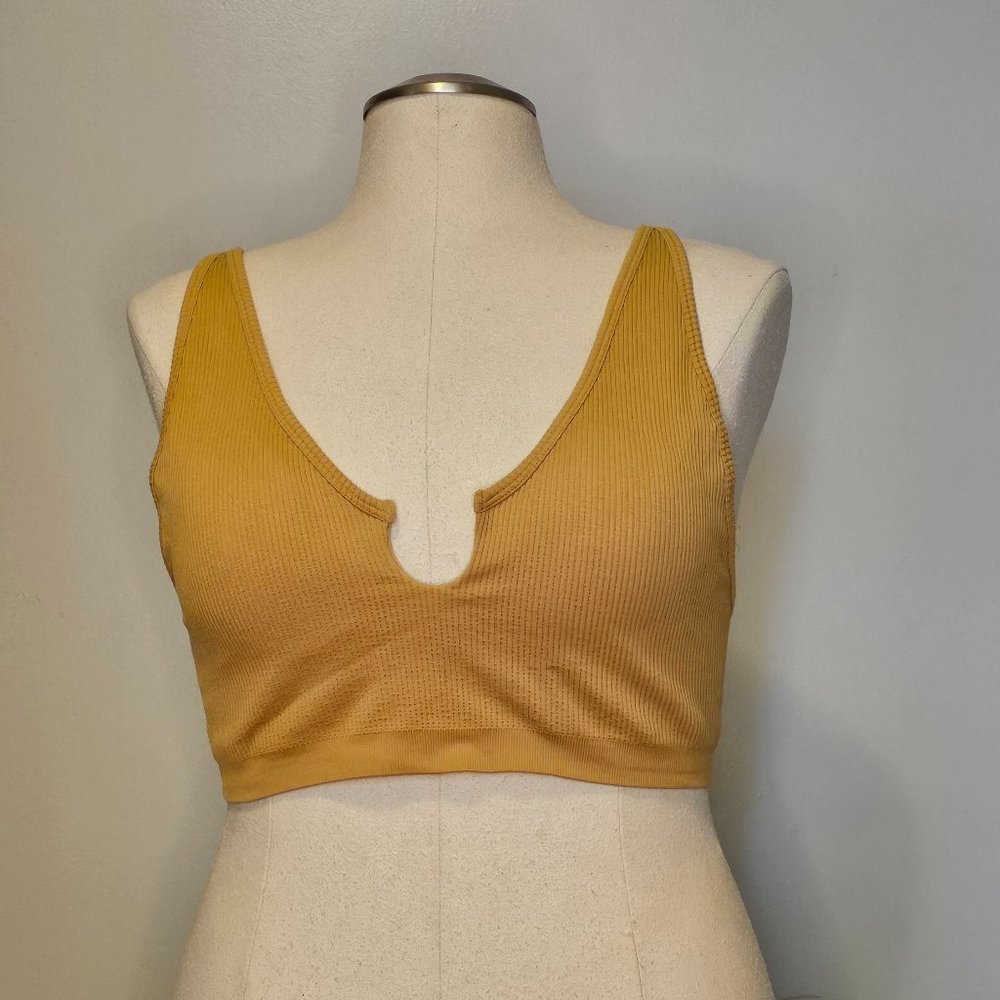 LIKE NEW Ribbed notch-front crop top
